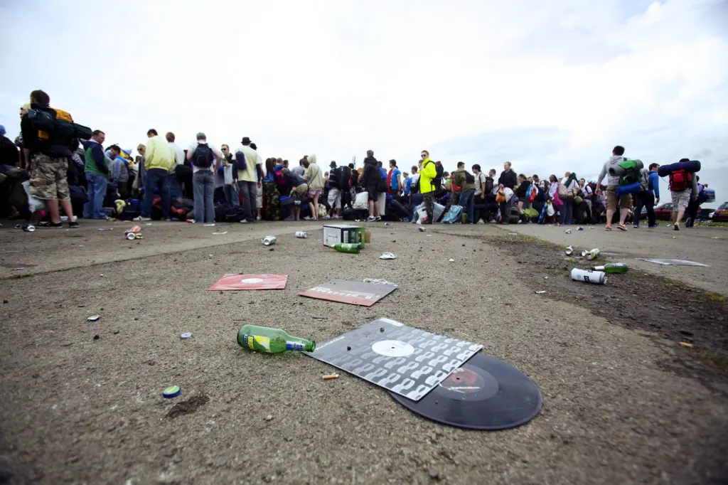 Festivalgoers and atmosphere at Global Gathering 2009